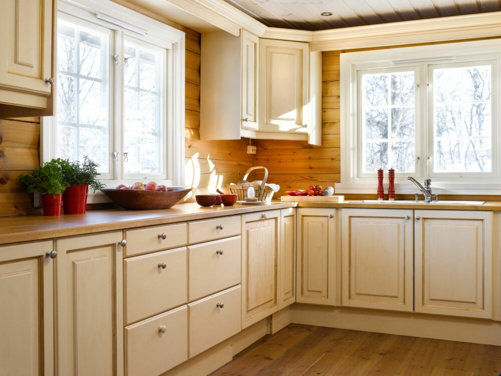 LYST: Det lyse kjøkkenet har en rustikk og landlig stil. Også her friskes det opp med små, røde drypp.