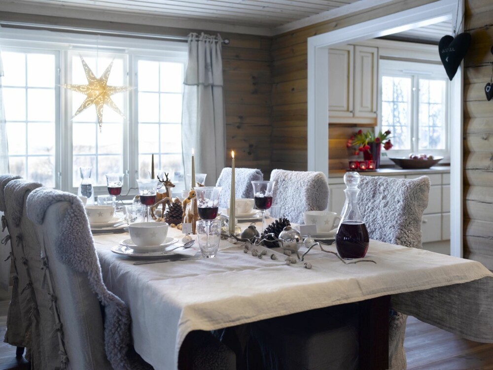 SAMLINGSPUNKT: Det er rundt spisebordet familien samles når de er på hytta. På det meste har de vært 13 til bords i julen.