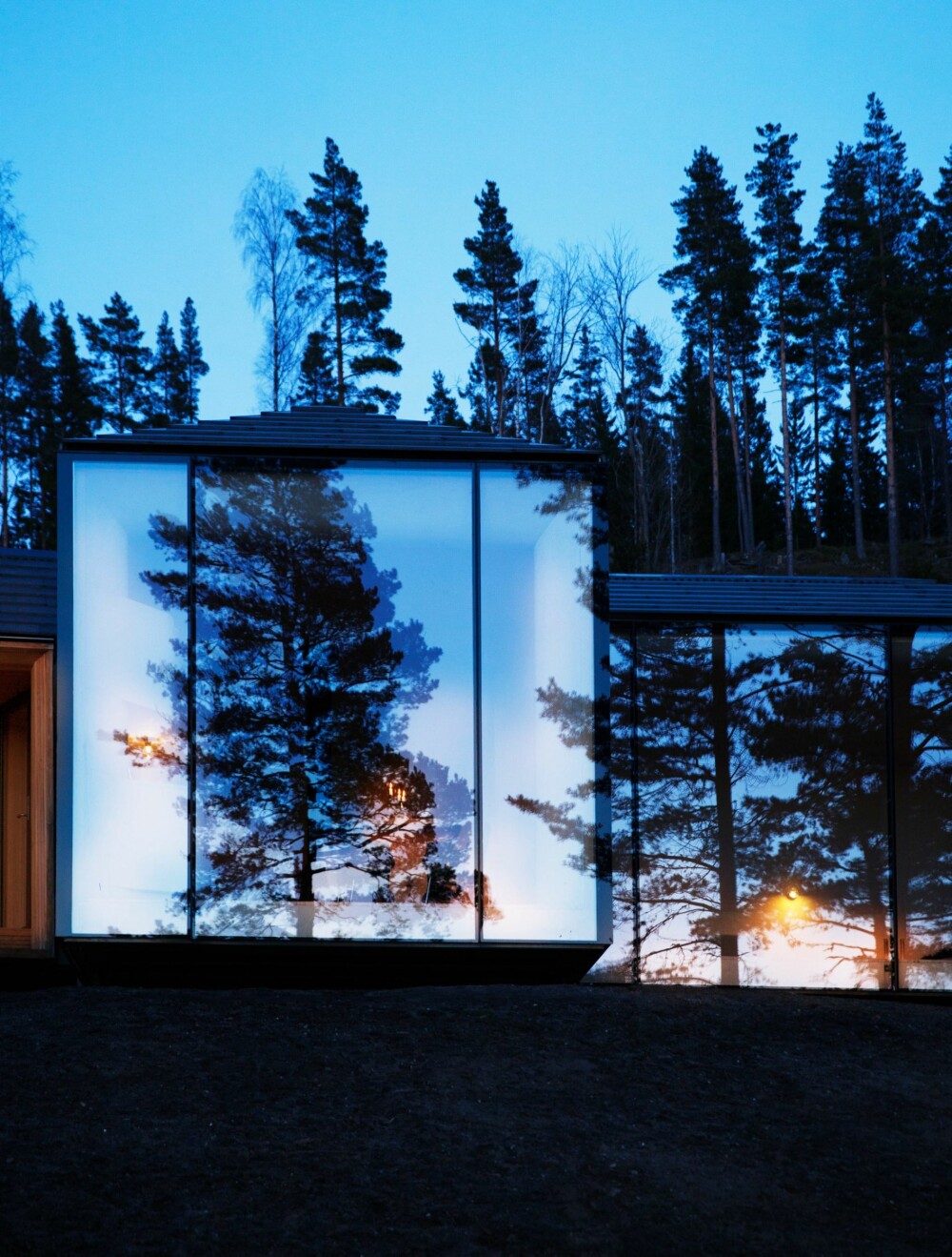 Kontakt med naturen: De store glassfasadene gir i stor grad nærkontakt med naturen, noe som mange hytteeiere setter pris på. Foto: Lars Petter Pettersen  