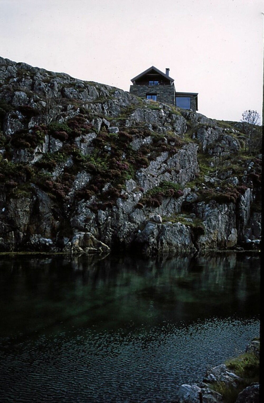 WOW!  ET HIMMELHØYT HUS: Steinhuset på Baløy ligger luftig til på toppen av en høy klippe rett ved vannet.
