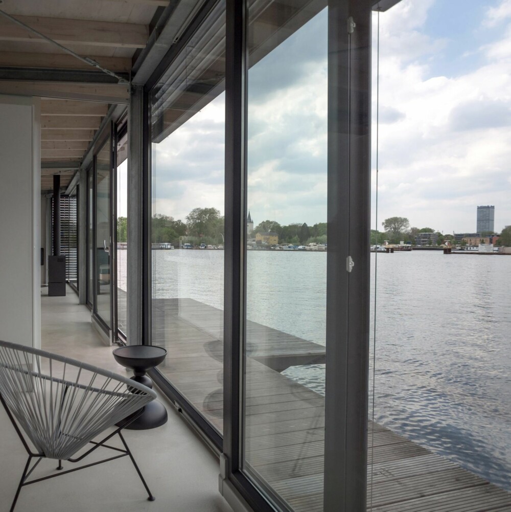 GLASS: De store vinduene åpner opp til en fantastisk utsikt over elven og byen Berlin.