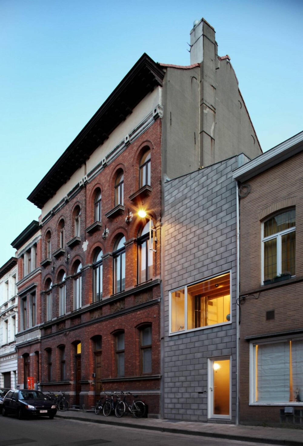BYLANDSKAPET: Spennende kontrast mellom nye og gamle bygg i den belgiske byen.
