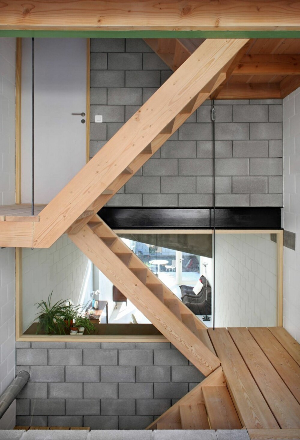 TRAPPEN: Trappen midt i boligen forbinder etasjer og messanin-nivåer med hverandre.