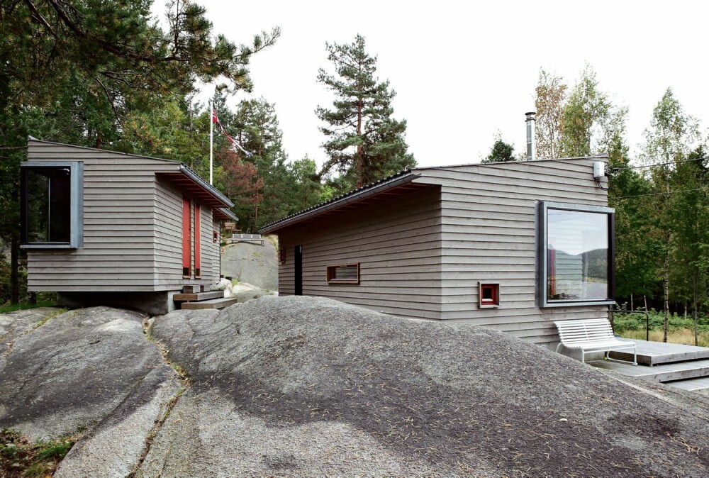 BESKJEDEN: Arkitektparet fra Snøhetta bygget sin egen hytte liten og beskjeden i Holmsbu. Mellom hovedhytta og annekset fungerer svaberget som et gangfelt mot utsiktspunktet, hvor det er plassert en sittebenk.