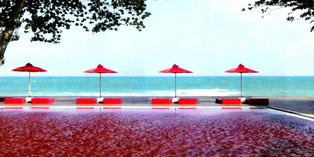 RØDT VANN: På Library Hotel på Koh Samui har man farget vannet i svømmebassenget knall rødt.
