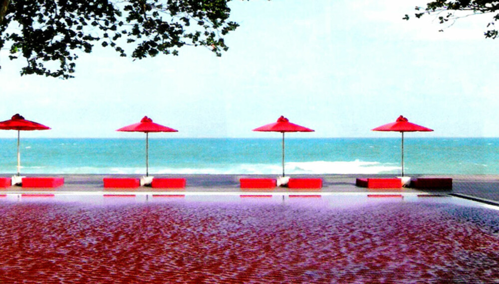 RØDT VANN: På Library Hotel på Koh Samui har man farget vannet i svømmebassenget knall rødt.