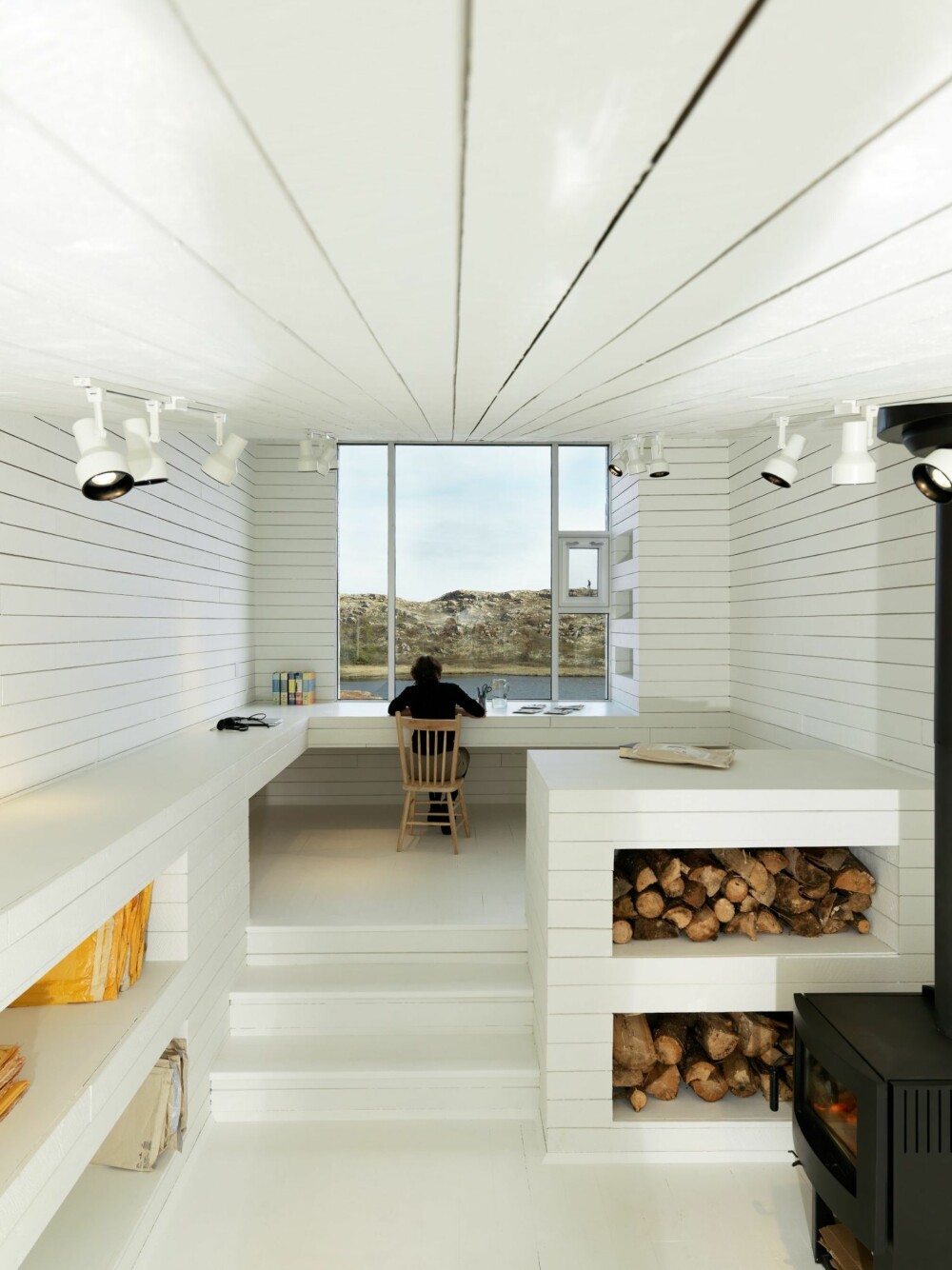 SKRIVESTUE: Alle de seks studioene er bygget med et stort vindu som vender ut mot landskapet.
