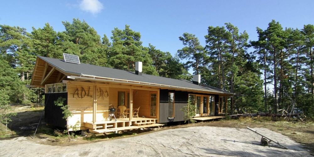 SVEVER OVER BAKKEN: Den langsmale familiehytta på Dömmarskär er tegnet og eid av arkitekt Anders Adlercreutz i A-Konsult i Helsingfors. Helt til venstre i hytta ligger lagerrom og en overbygd terrasse. SVEVER OVER BAKKEN: Den langsmale familiehytta på Dömmarskär er tegnet og eid av arkitekt Anders Adlercreutz i A-Konsult i Helsingfors. Helt til venstre i hytta ligger lagerrom og en overbygd terrasse.