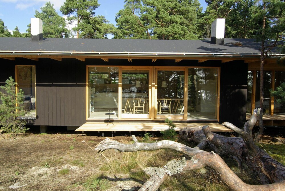 ET BÅDE ÅPENT OG LUKKET HUS: Huset ligger lavt i terrenget, men det åpner seg like vel mot utsikten. Furukledningen er malt svart, mens resten av treverket utvendig får med tiden sin egen, grå patina. ET BÅDE ÅPENT OG LUKKET HUS: Huset ligger lavt i terrenget, men det åpner seg like vel mot utsikten. Furukledningen er malt svart, mens resten av treverket utvendig får med tiden sin egen, grå patina.