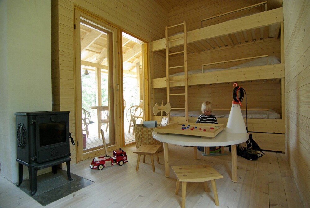 ROM FOR ALLE TRE: De tre yngste barna deler et av de større rommene i hytta.