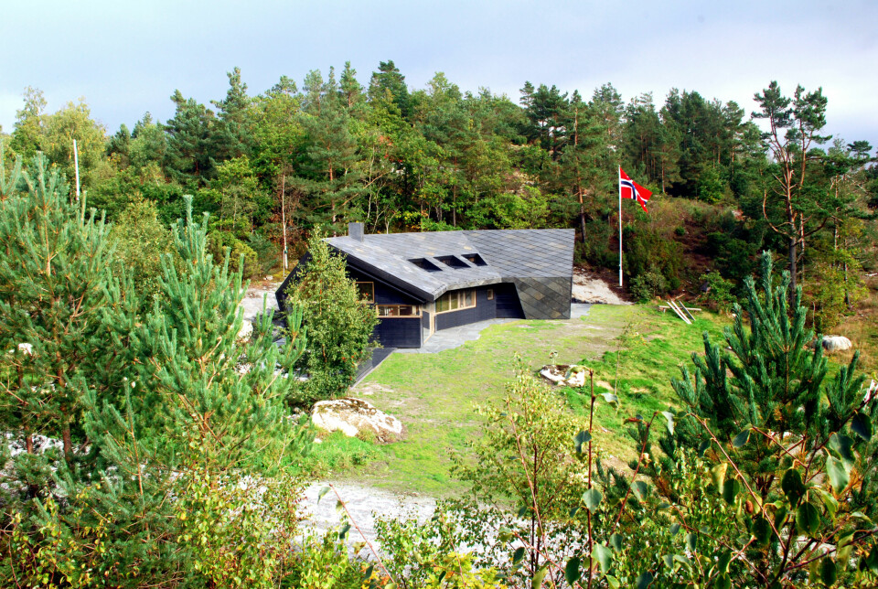 INNESLUTTENDE: Hytta er gitt en omsluttende form som skaper et fokuspunkt i hyttas forkant.