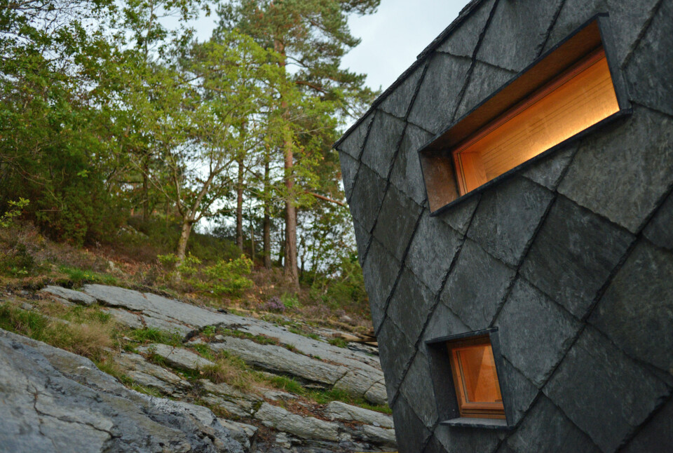 SKIFER: Bruken av ottaskifer på vegger og tak gir hyttas overflate en spesiell estetikk.