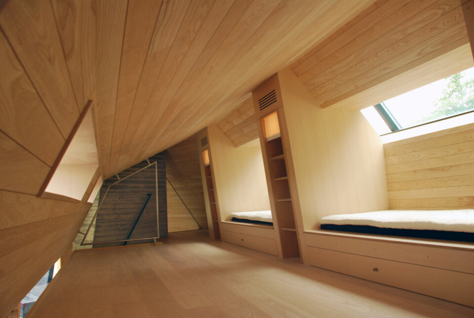 RENE LINJER: Hytta har et stringent utformet interiør, med rette og rene linjer. For å spare plass er det brukt integrerte løsninger for senger og skap.