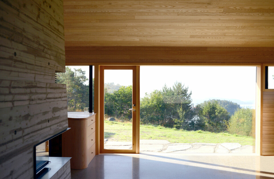 ÅPENT: Hele hytta åpner seg ut mot sjøen som ligger nedenfor.