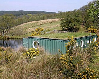 CONTAINER I NATUREN: I Skottland er tre containere blitt boliger integrert i naturen. CONTAINER I NATUREN: I Skottland er tre containere blitt boliger integrert i naturen.