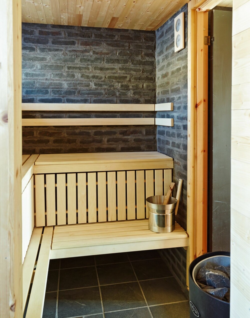 REKREASJON: Den svarte teglsteinen står i fin kontrast til den lyse kledningen. Her fra hyttas badstue.