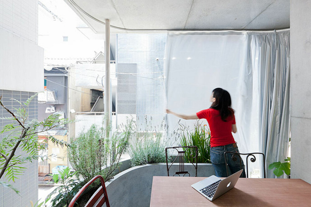 INNSYN: Med vegger av glass beskytter den vertikale hagen beboerne i dette huset mot innsyn.