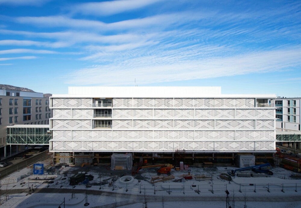 SÆREGEN FASADE: Kunnskapsenterets fasade er konstruert i eloksert aluminium og glass med et meget karakteristisk x-trykk, som hverken hindrer lysinnfallet eller utsynet.