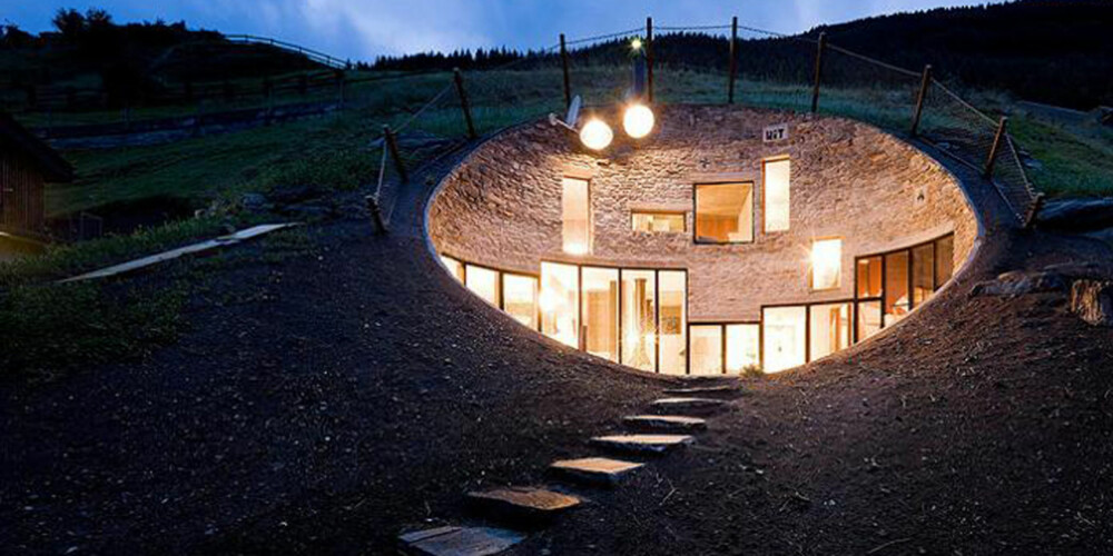 UNIK ARKITEKTUR: Bare dette "lys-hullet" vitner om at det befinner seg et hus under bakken.