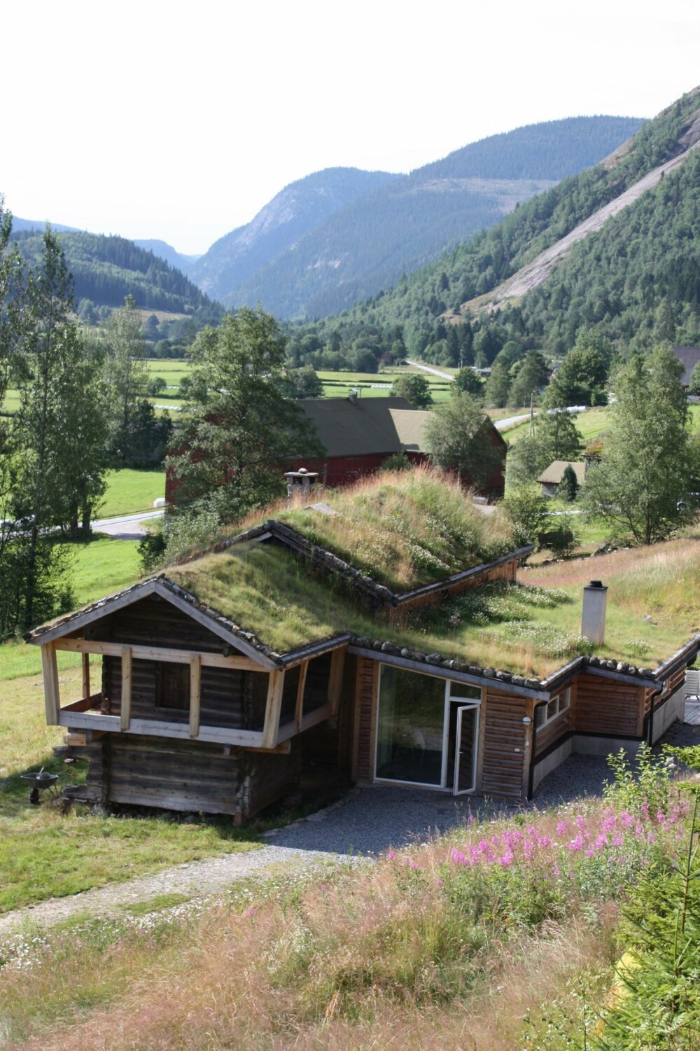 Smart løsning: Tilbygget er på 70 kvadratmeter og er lagt på baksiden av den gamle gårdsbygningen, inn mot fjellet. Olav og Monika søkte og fikk noe tilskudd av Aust Agder fylkeskommune, som også likte at nybygget var skjult fra veien.