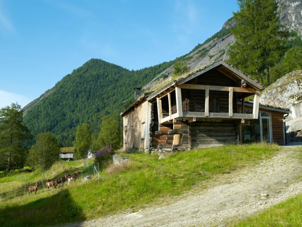 Kompakt og fullført: Nomeland har hus fra fem århundrer. Stabburet/loftet er fra tidlig 1700-tall. Det kom til gården i 1906 etter at det gamle loftet ble flyttet til Kristiansand. Den er nå rehabilitert med svalgang