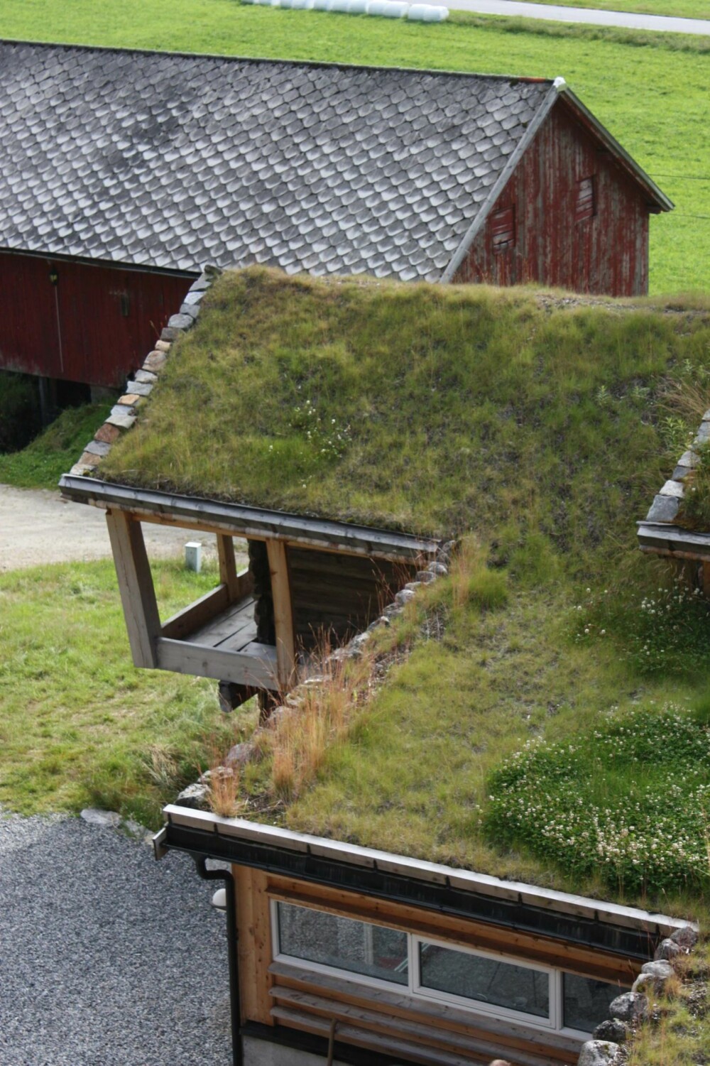 Bygget sammen: Tilbygget er på 70 kvadratmeter og er lagt på baksiden av den gamle gårdsbygningen, inn mot fjellet. Bygget sammen: Tilbygget er på 70 kvadratmeter og er lagt på baksiden av den gamle gårdsbygningen, inn mot fjellet.