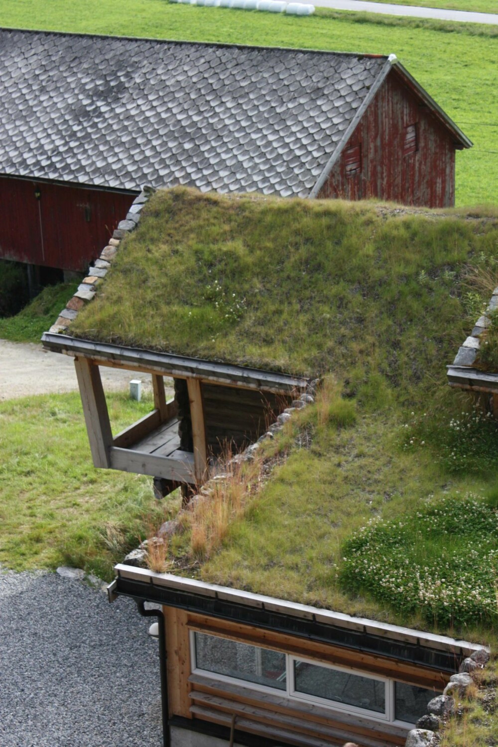 Bygget sammen: Tilbygget er på 70 kvadratmeter og er lagt på baksiden av den gamle gårdsbygningen, inn mot fjellet.