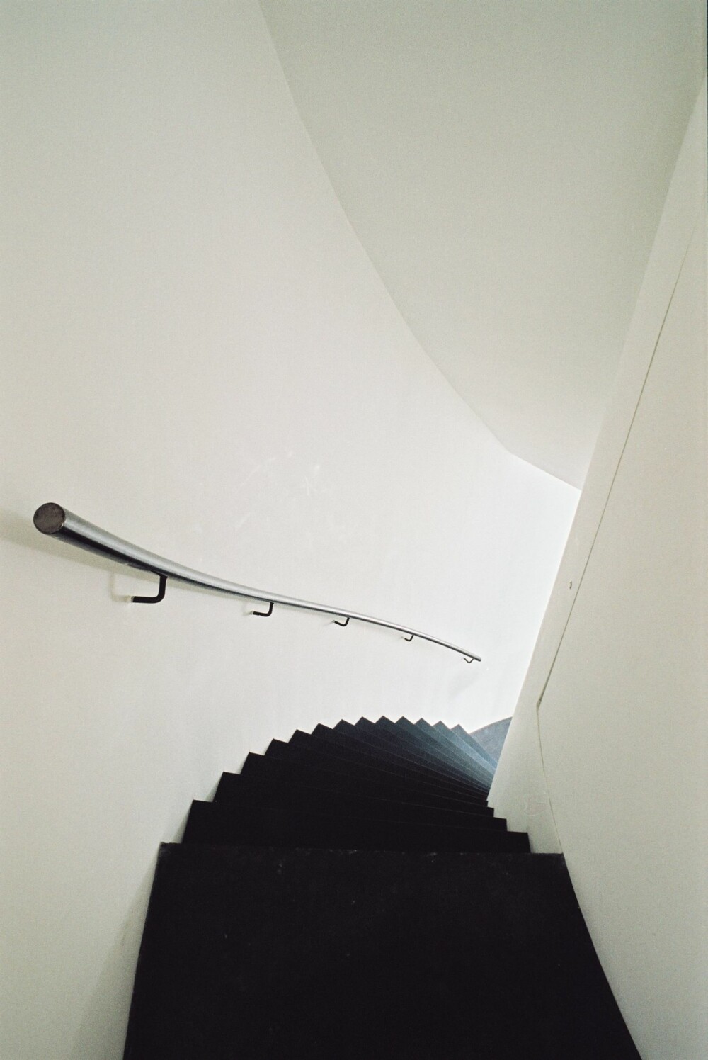ORGANISK TRAPP: Husets trapp følger tårnets form og skaper et organisk inntrykk.