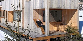 ET KOMPAKT HUS I MALMFURU: Helt i enden av hytta har arkitekt Fredrik Lund laget en oppsiktsvekkende liggebenk. Den er utført i malmfuru, slik som resten av hytta. Dette huset har mange kvaliteter og opplevelsesmuligheter på liten plass - uten at de kommer i konflikt med hverandre.