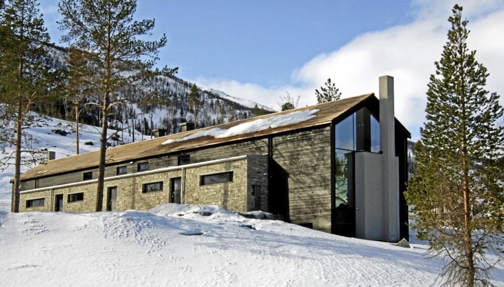ARKITEKTENS GLASSKLARE DESIGN: Legg merke til hvordan glassfasaden går fra vegg til vegg og åpner Hemsedal-hytta totalt mot utsikten. Oslo-arkitekt Tim Resen har tegnet flere hytter i dette området av dalen, og det er dermed et utstillingsvindu for norsk samtids hyttearkitektur i høyfjellet. ARKITEKTENS GLASSKLARE DESIGN: Legg merke til hvordan glassfasaden går fra vegg til vegg og åpner Hemsedal-hytta totalt mot utsikten. Oslo-arkitekt Tim Resen har tegnet flere hytter i dette området av dalen, og det er dermed et utstillingsvindu for norsk samtids hyttearkitektur i høyfjellet.