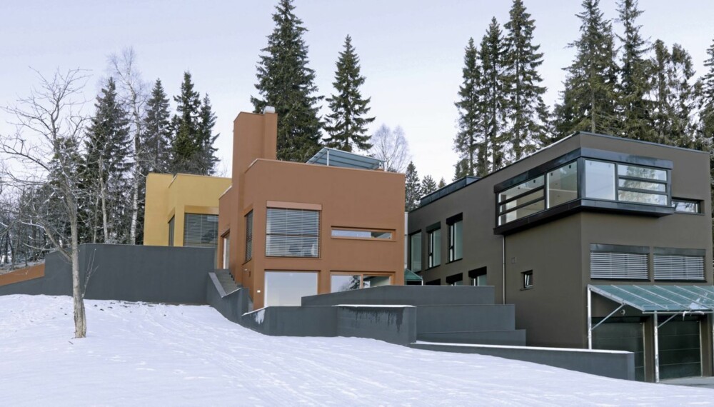EN KUL HUSKLYNGE: Murvillaen på Holmenkollen trapper seg oppover i terrenget i tre, svært bevisst disponerte og plasserte bygningsvolumer. Dette og de kraftig mettete fargene knytter boligen til landskapet. EN KUL HUSKLYNGE: Murvillaen på Holmenkollen trapper seg oppover i terrenget i tre, svært bevisst disponerte og plasserte bygningsvolumer. Dette og de kraftig mettete fargene knytter boligen til landskapet.