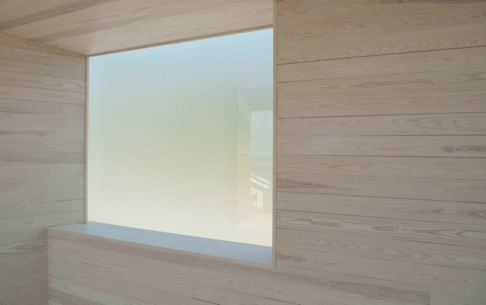 INNSYNSHEMMENDE: Det frostede vinduet på baksiden forsterker kontrasten mellom den lukkede baksiden og den transparente forsiden.