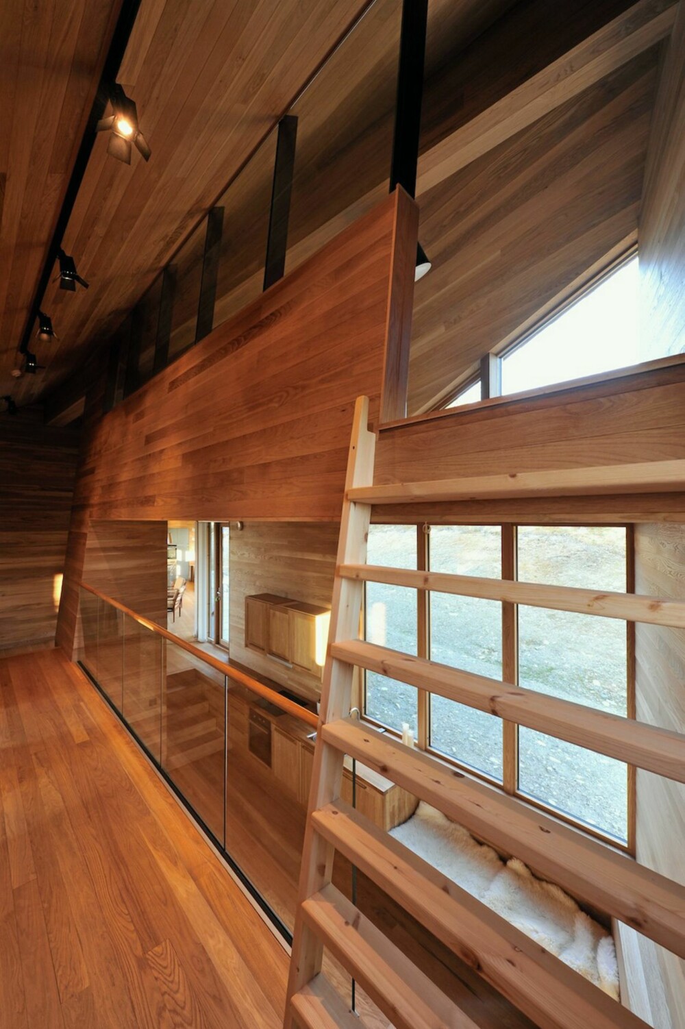 KULE ROMFORBINDELSER: Her ser du hvordan hytta er oppdelt flere halvplanløsninger og gallerier med glass.