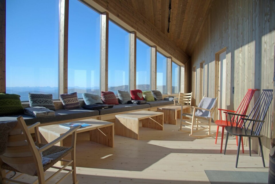 PANORAMA: Bruken av store vindusflater gir et voldsomt panorama for dem som sitter inne i hytta.