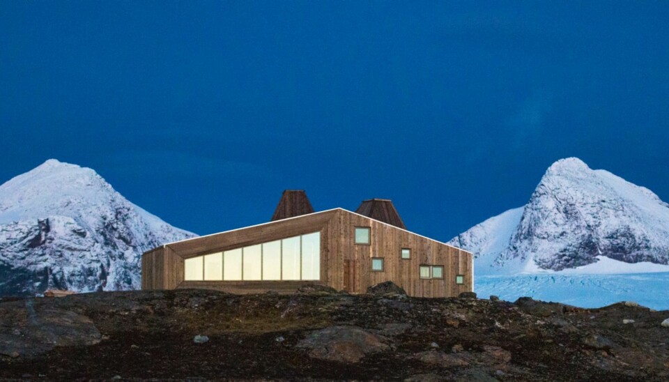 UNIK: Hytta til Hemnes turistforening er tegnet av Jarmund Vigsnæs arkitekter og bygget i alle hovedsak av materialer fra lokale leverandører. I utformingen av hytta har respekten for omgivelsene stått sentralt, noe som blant annet vises i hvordan de to pipene fanger opp formene til de omkringliggende fjellene.