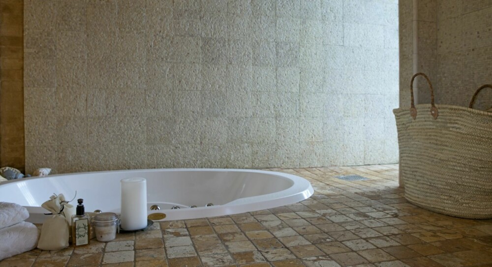 BAD I ZEN STEMNING: Det ovale badekaret i plan med gulvet ligger i annen etasje, og har en lufteveranda til nærmeste nabo.