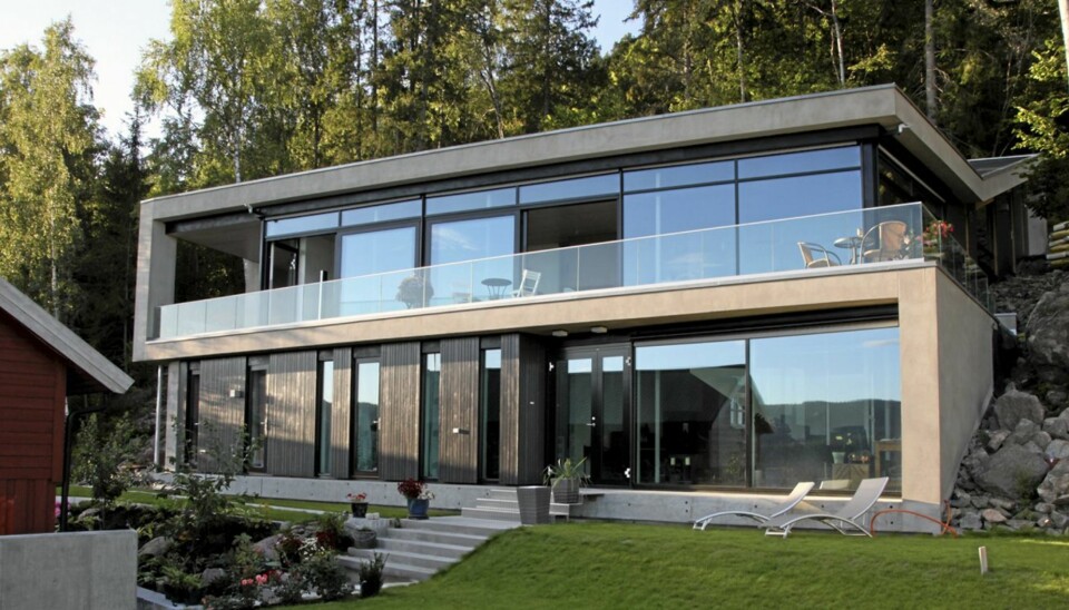 ET BLIKKFANG: Fra utsiden ser vi hvordan de to hovedetstasjene i mur- og glassvillaen åpner seg raust mot utsikten.