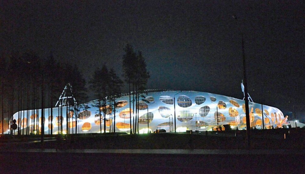 Det hviterussiske fotballaget BATE Borisov har fått nytt stadion, formet som en helhetlig bygningskropp og kledd med aluminium. Stadionet er tegnet av det slovenske arkitektkontoret OPIS Arhitekti (FOTO: OPIS Arhitekti).
