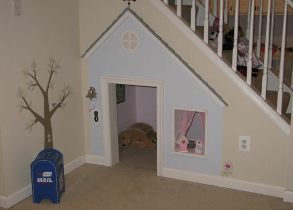 LEKEROM: Utnytt plassen under trappen og gi barna et hyggelig lekehus.