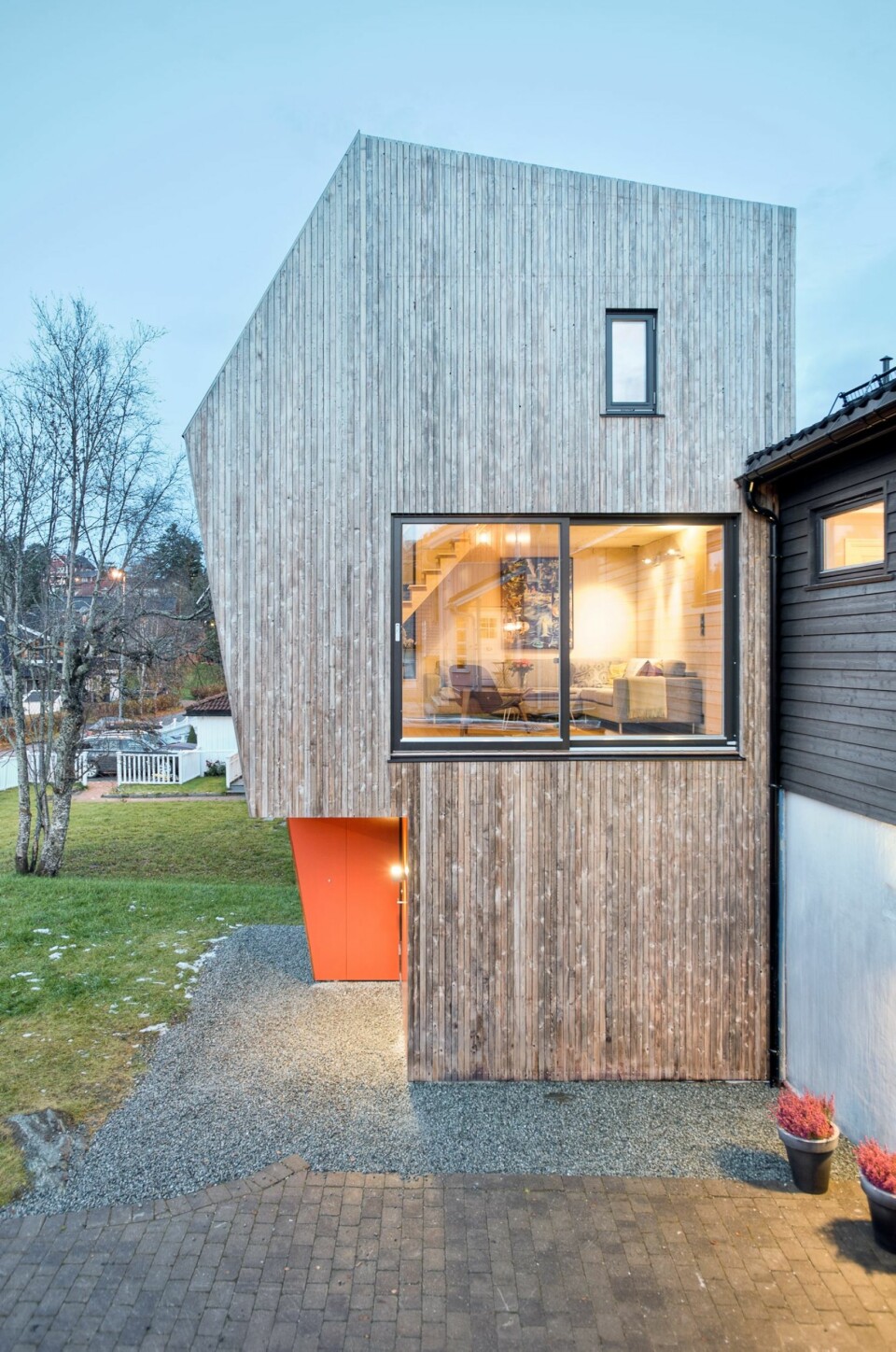 BRUDDET: Fra siden vises tydelig hvordan tilbygget bryter med den eksisterende stilen.