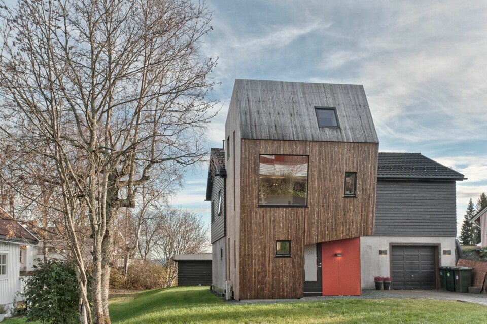 NYTT OG GAMMELT: Det opprinnelige bygget er fra 50-tallet, mens tilbygget stod ferdig i 2014. De drøye femti årene vises tydelig i de to helt ulike formspråkene. I forbindelse med oppføringen av tilbygget, fikk eieren skiftet både ytterkledningen og taktekkingen på det gamle huset.