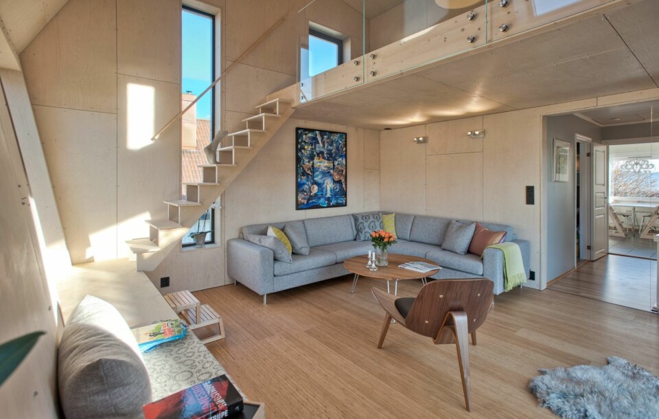 KRYSSFINÉR: Både vegger og tak er kledd med kryssfinér som er festet med synlige, små bolter. Kryssfinér er valgt fordi det blant annet har en god fuktighetsregulerende evne.