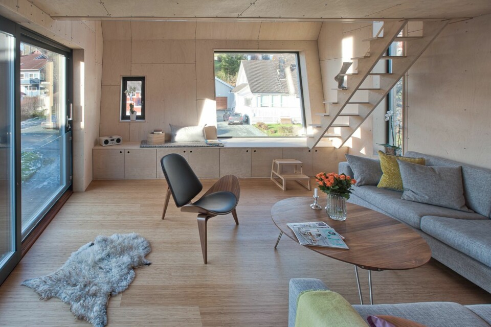 VINDUSFLATER: Tilbygget har flere store vindusflater som gir et godt lysinnslipp.