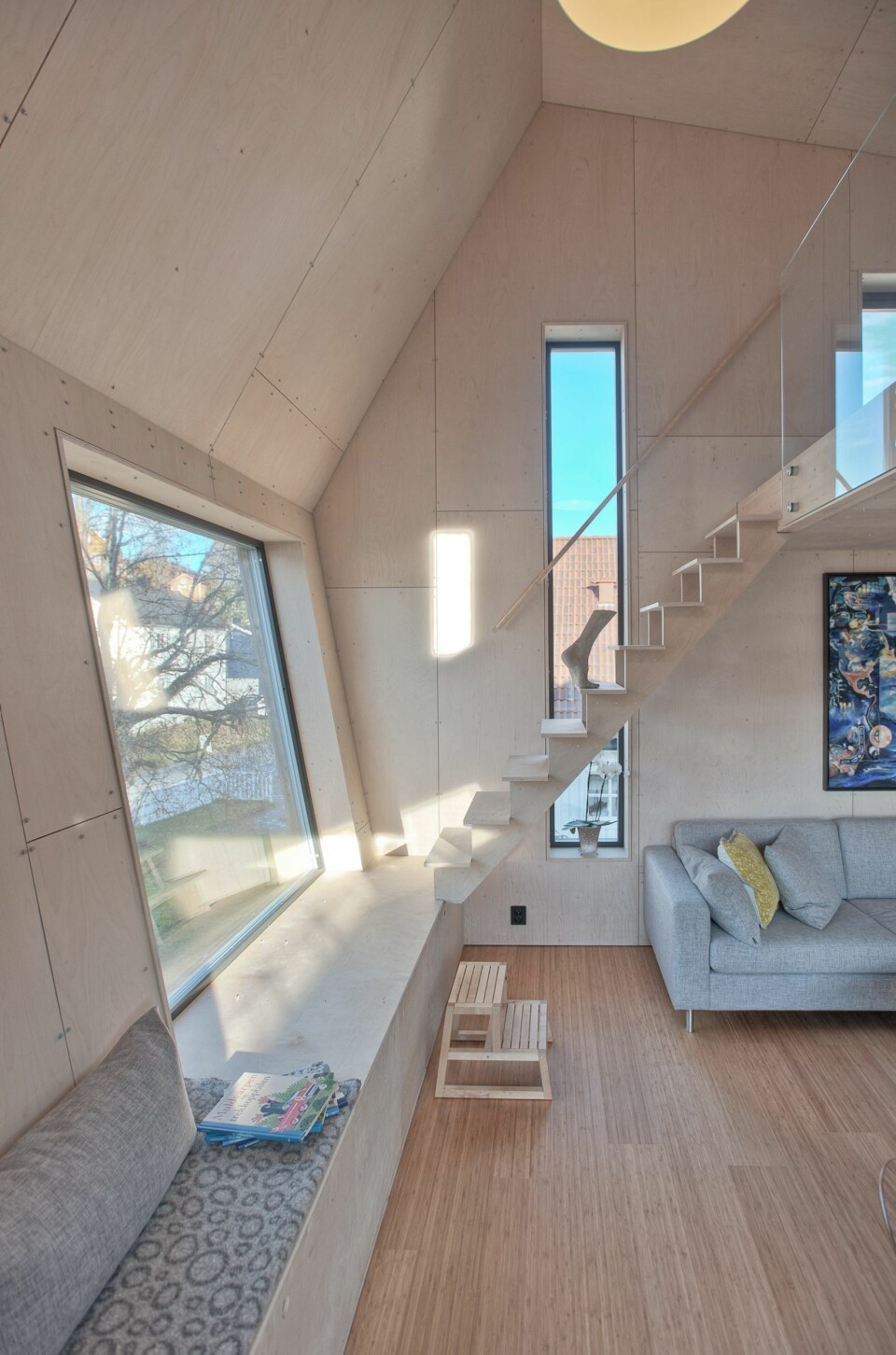 TRAPP I LØSE LUFTEN: Et kreativt grep er å la trappen opp til hemsen starte fra den kombinerte sittebenken og skapløsningen. Det skaper et inntrykk av at trappen henger i løse luften. Det er også håndløper på høyresiden av trappen, men den ble midlertidig fjernet i forbindelse med fotograferingen.