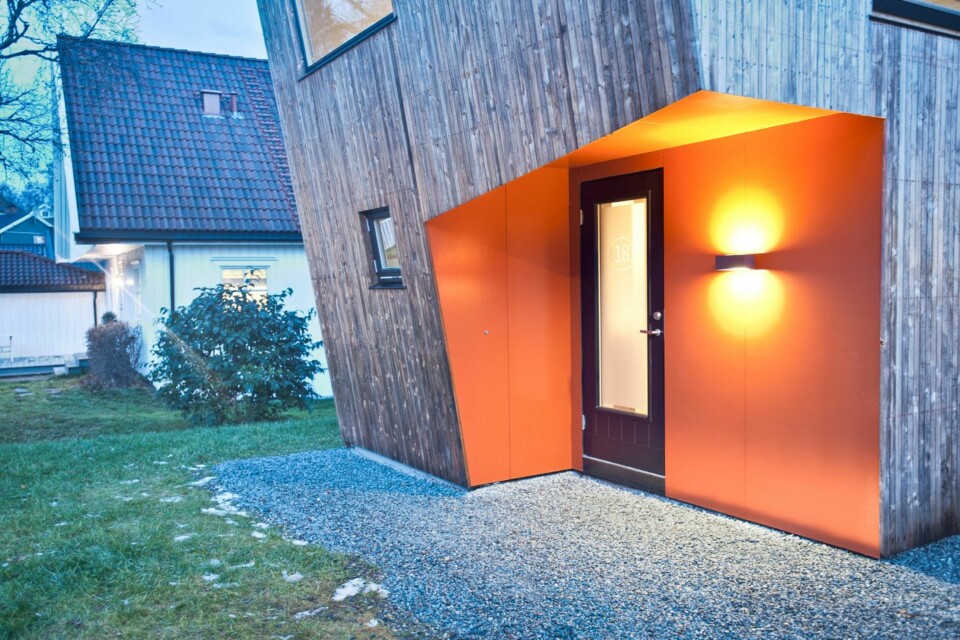 KONTRASTER: Både i fargebruk i inngangspartiet, den lutende fasaden og ytterkledningen bryter tilbygget tydelig med den generelle stilen i nabolaget.