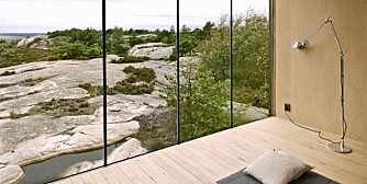 INGEN BILDER PÅ VEGGEN: Glassflatene går fra gulv til tak, og gjør det overflødig å henge opp landskapsbilder på veggene.