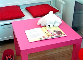 BARNEROMMENE: Barna har fått velge sin favorittfarge som gjennomgangstema på sitt eget rom. Sanna har valgt rødt og rosa