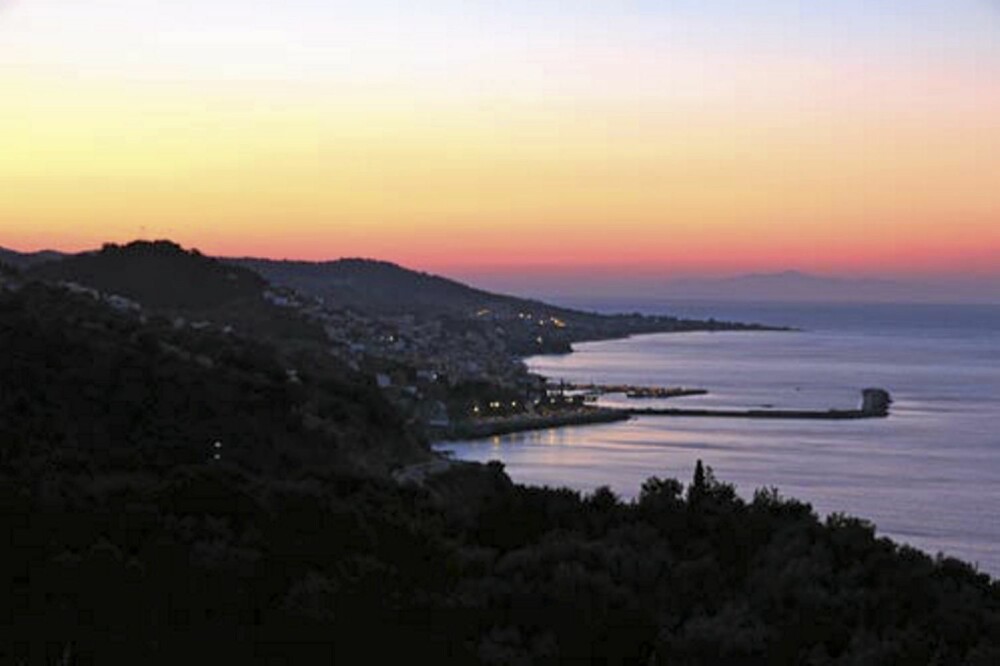HAVBLIKK: Fra tomten har familien en utrolig utsikt over Lesbos og havet.