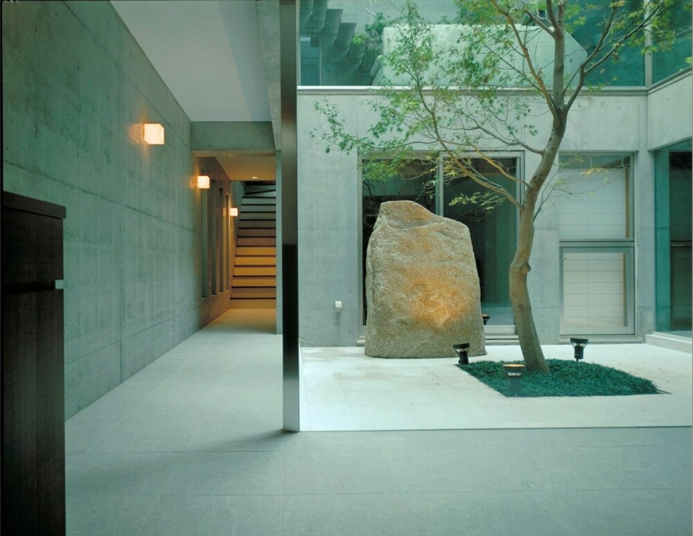 INNVENDIG HAGE: Innvendige atriumer er ifølge arkitekten mye brukt i japansk boligbygging, det lar også lyset flomme uhindret inn.