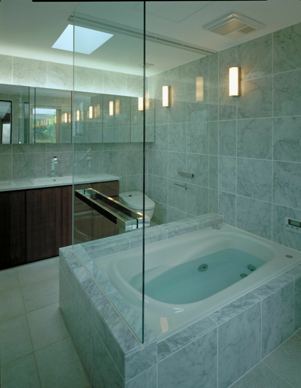 RENE LINJER: Både innvendig og utvendig er huset formet av rene, ubrutte linjer. Her fra badet.